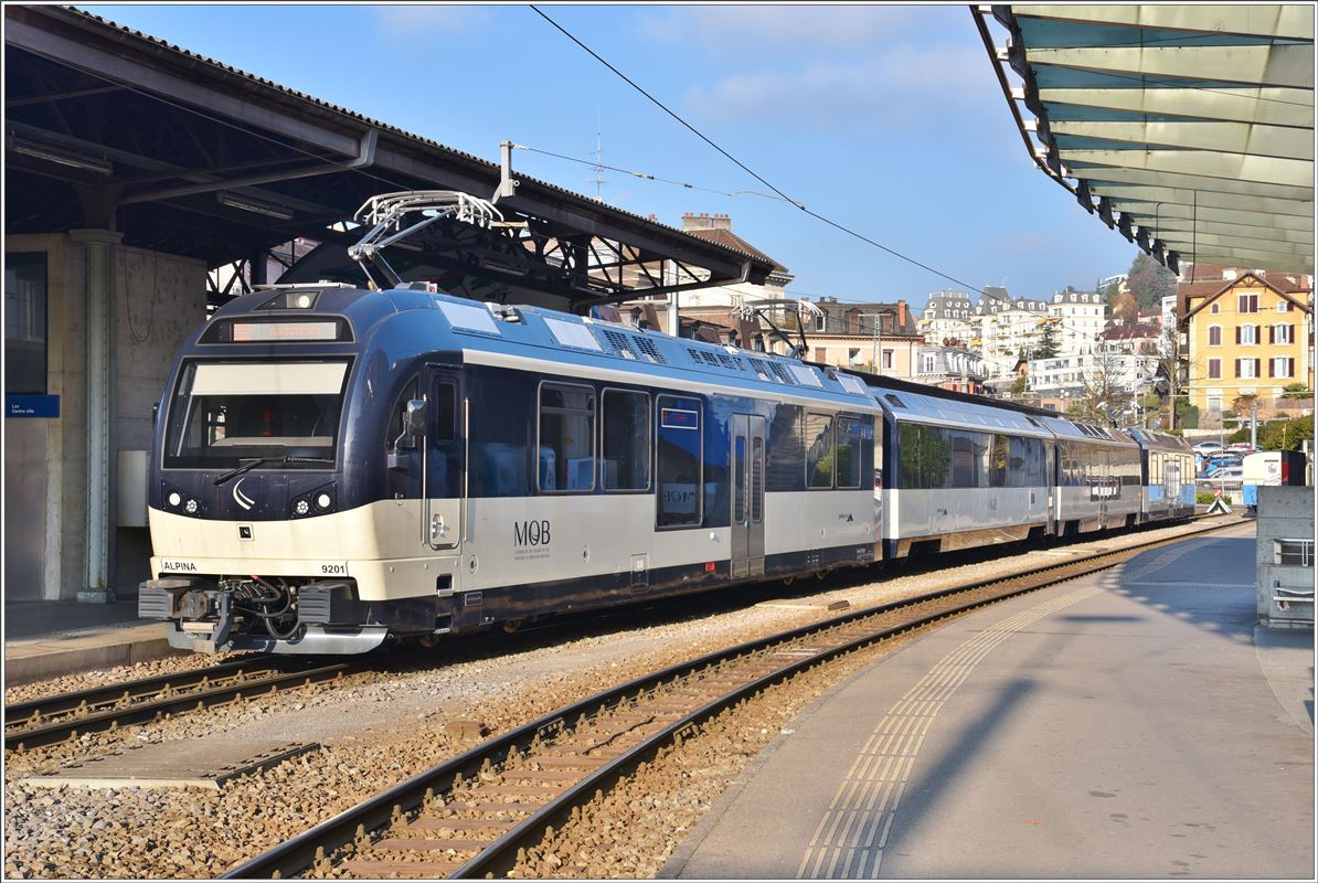 Alpina 9201 in Montreux, ein neuer Triebzug auf der MOB, leider nicht mehr im typischen hellblau der vergangenen Epoche. (14.12.2016)