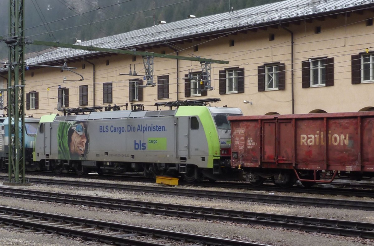 Alpinisten frieren im Vorfrühling am Brenner. Anfang März 2015 kHds