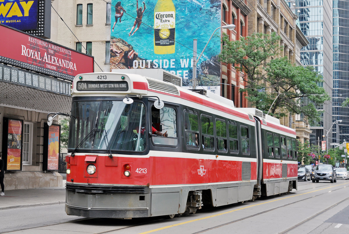 ALRV Tramzug der TTC 4213, auf der Linie 504 unterwegs in Toronto. Die Aufnahme stammt vom 23.07.2017.