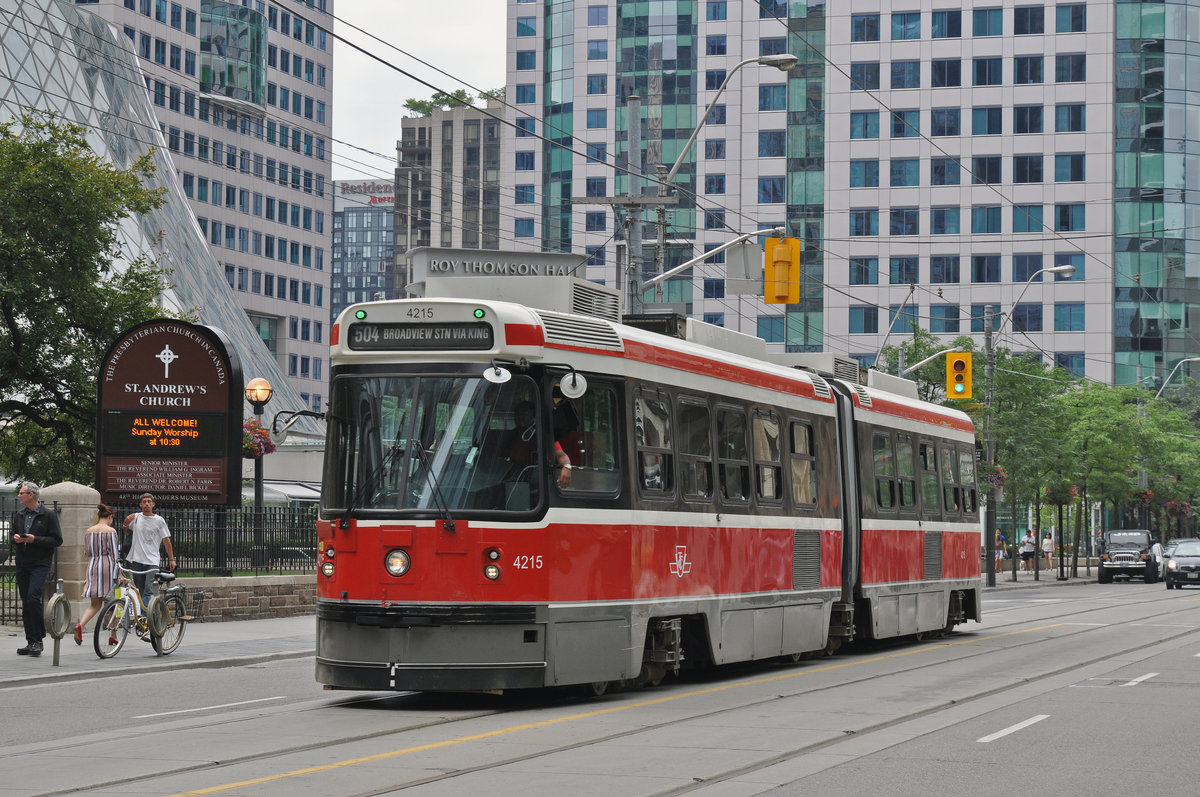 ALRV Tramzug der TTC 4215, auf der Linie 504 unterwegs in Toronto. Die Aufnahme stammt vom 23.07.2017.
