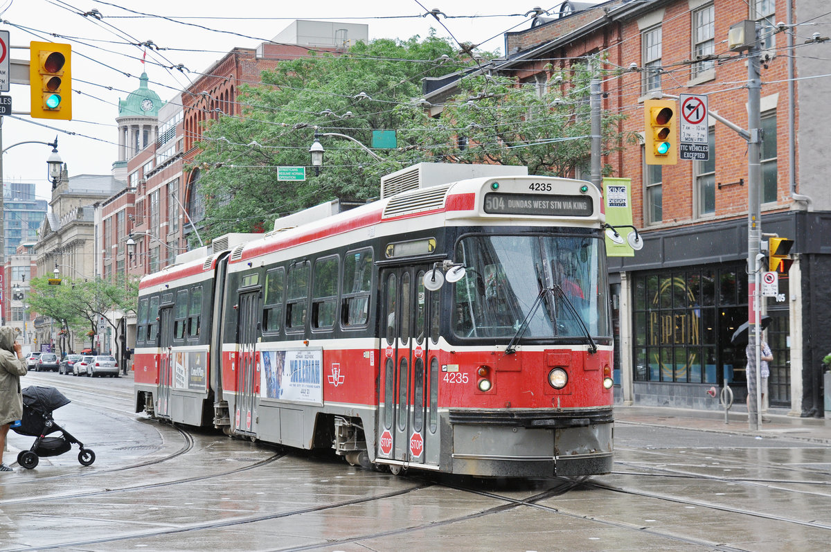 ALRV Tramzug der TTC 4235, auf der Linie 504 unterwegs in Toronto. Die Aufnahme stammt vom 22.07.2017.