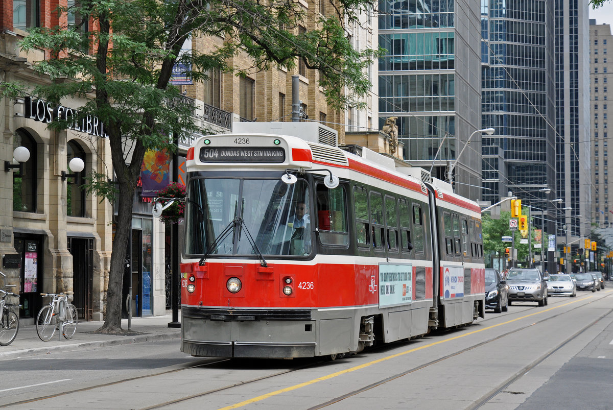 ALRV Tramzug der TTC 4236, auf der Linie 504 unterwegs in Toronto. Die Aufnahme stammt vom 23.07.2017. 