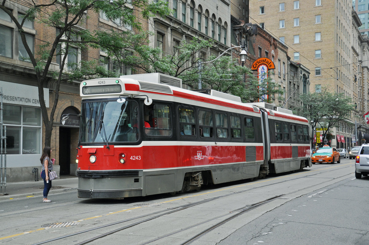 ALRV Tramzug der TTC 4243, auf der Linie 504 unterwegs in Toronto. Die Aufnahme stammt vom 22.07.2017.