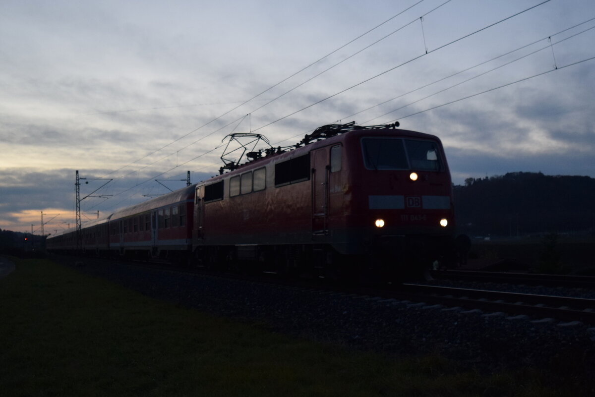 Als 111 043 im November 2019 mit einem RE bei Tübingen-Lustnau gen Stuttgart fuhr neigte sich nicht nur der Tag dem Ende zu, auch die Einsätze von 111 mit n-Wagen auf der KBS 760 waren knapp drei Wochen später schon Geschichte