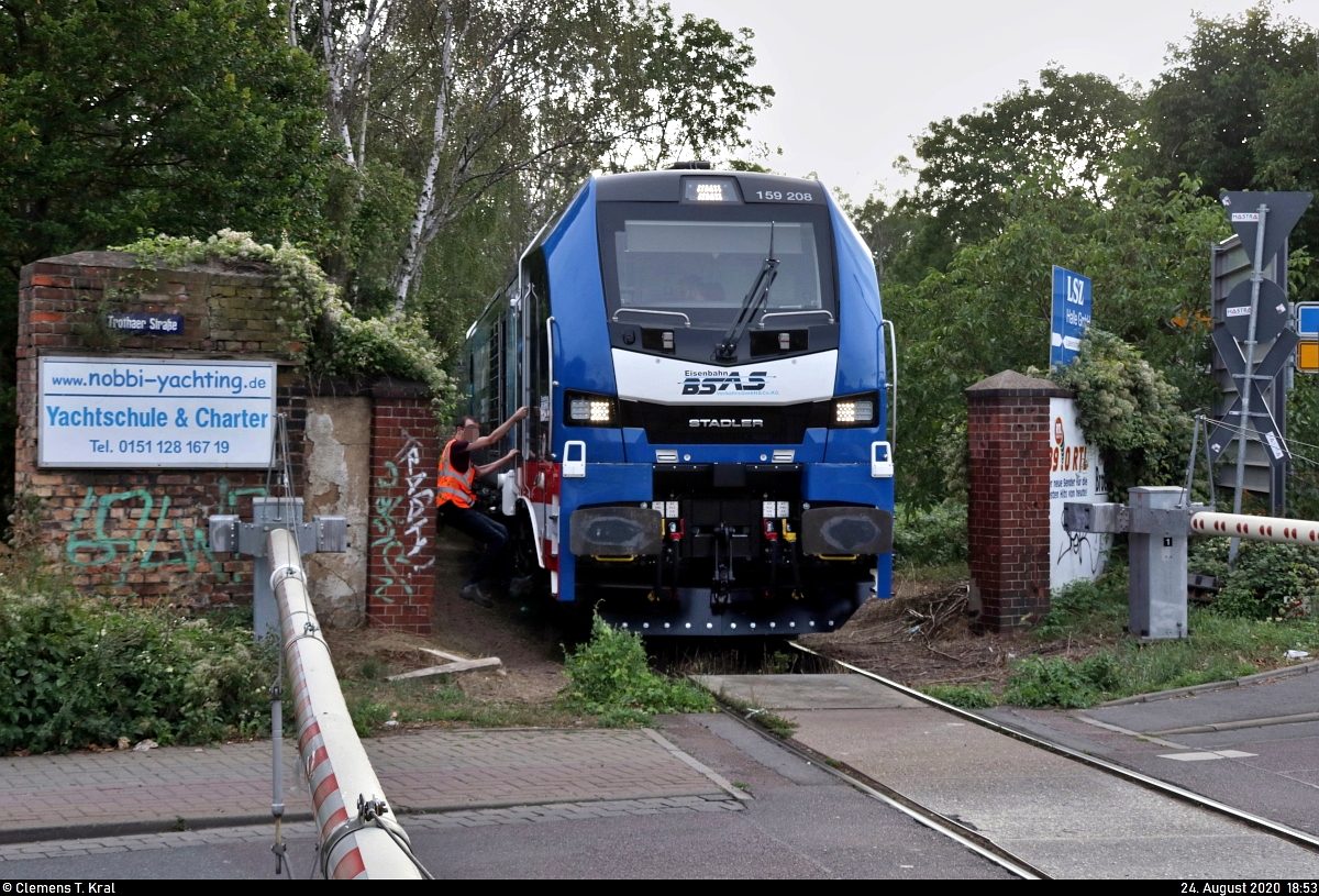 Als 159 208-8 (Stadler Eurodual 2159) die leeren Biodiesel-Wagen über den Bahnübergang (Bü) Trothaer Straße in Halle (Saale) rangiert hat und nochmals zum Stehen kommt, steigt ein Mitarbeiter aus dem Führerstand, um die Schrankenanlage per Schlüssel zu heben.
Aufgenommen im Gegenlicht.

🧰 Rail Care and Management GmbH (RCM)/European Loc Pool AG (ELP), vermietet an die BSAS EisenbahnVerkehrs GmbH & Co. KG
🚝 DGS 95639 Sangerhausen–Halle-Trotha
🚩 Hafenbahn Halle-Trotha
🕓 24.8.2020 | 18:53 Uhr