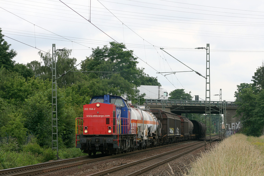 Als 203 558 damals noch für Chemion im EInsatz war, konnte ich die Lok nebst Zug am 21. Juni 2012
im Dormagener Stadtteil Nievenheim auf die Speicherkarte bannen.