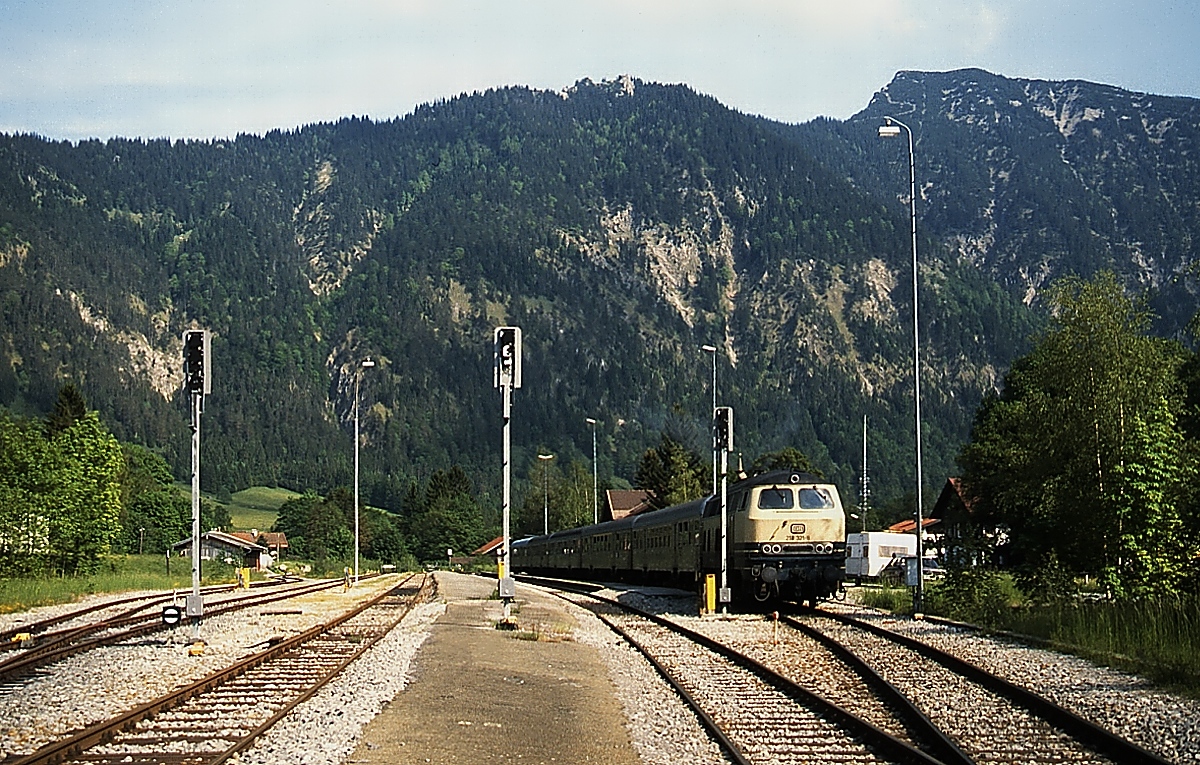 Als 218 321-8 mit einem RE nach München im Juni 1991 auf die Ausfahrt wartet, waren die alten Gleisanlagen im Bahnhof Bayrischzell noch weitgehend vorhanden. Inzwischen wurde der Bahnhof modernisiert und besitzt nur noch 3 Gleise ohne Umsetzmöglichkeit. 