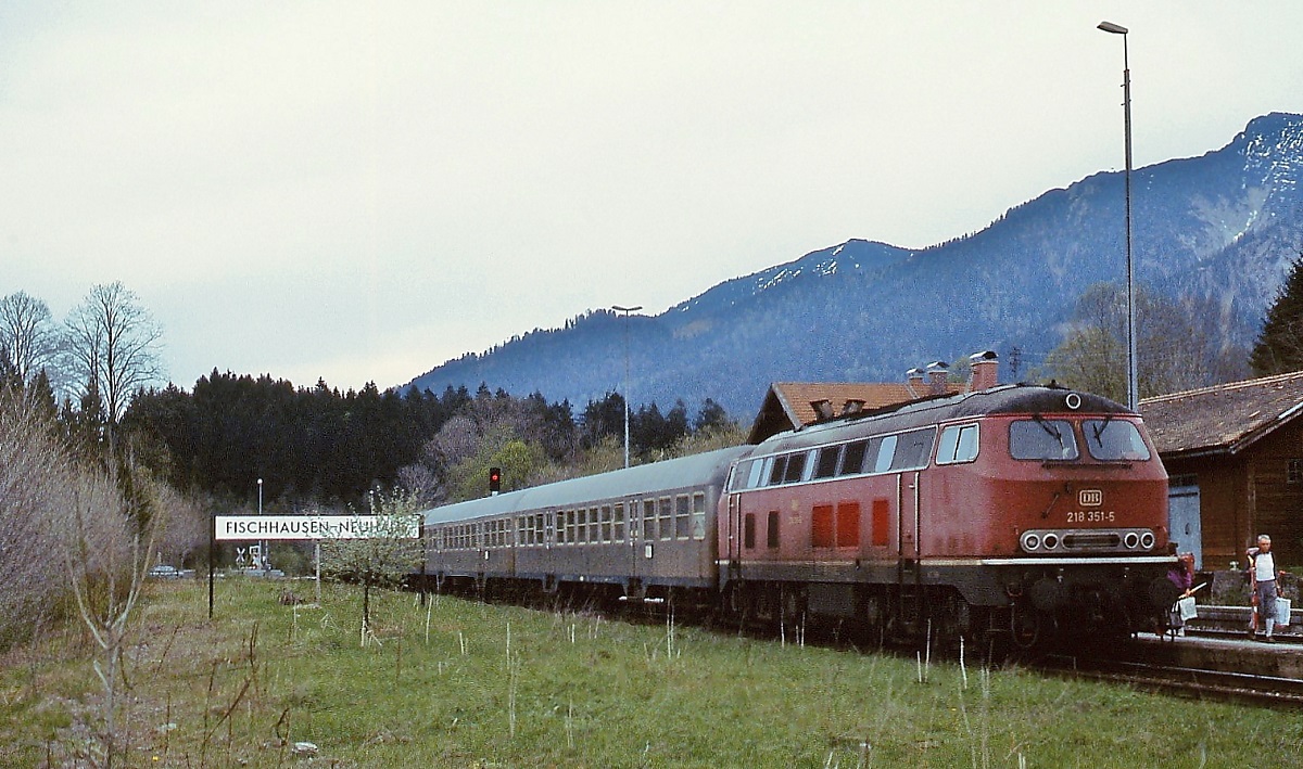 Als 218 351-5 mit ihrem Nahverkehrszug nach München im Frühjahr 1989 in Fischhausen-Neuhaus einfährt, konnten hier noch Züge kreuzen. Diese Möglichkeit gibt es leider nicht mehr, Fischhausen-Neuhaus ist heute nur noch ein Haltepunkt.