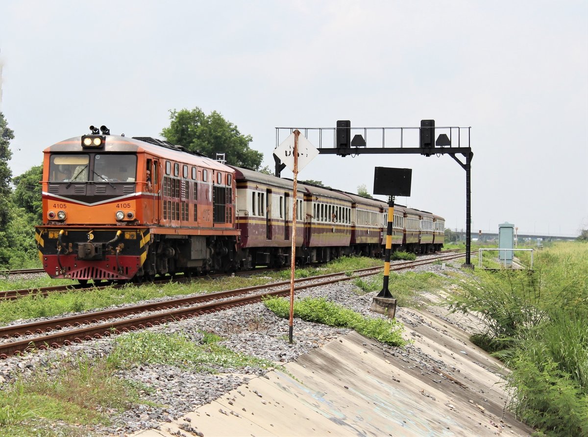 ALS 4105 unterwegs mit ORD 201 von Bangkok nach Phitsanulok zwischen Ban Pho und Ayutthaya.

Aufgenommen am 8. August 2017, an einem Bahnübergang kurz vor Ayutthaya.
