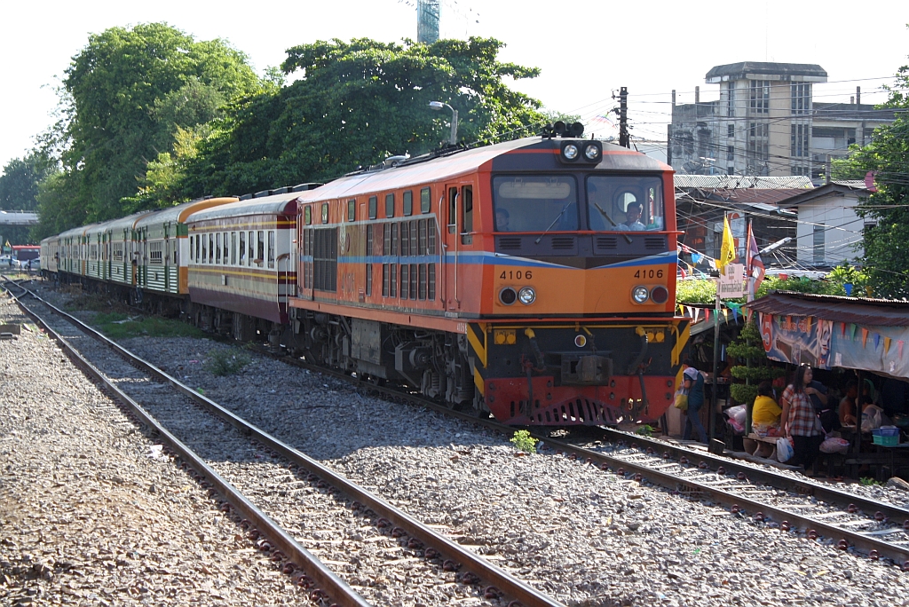 ALS 4106 (Co'Co', de, Alsthom, Bj.1974) verlässt am 29.Mai 2013 die Eastern Line Hst. Yommaraj in Richtung Hua Lamphong.