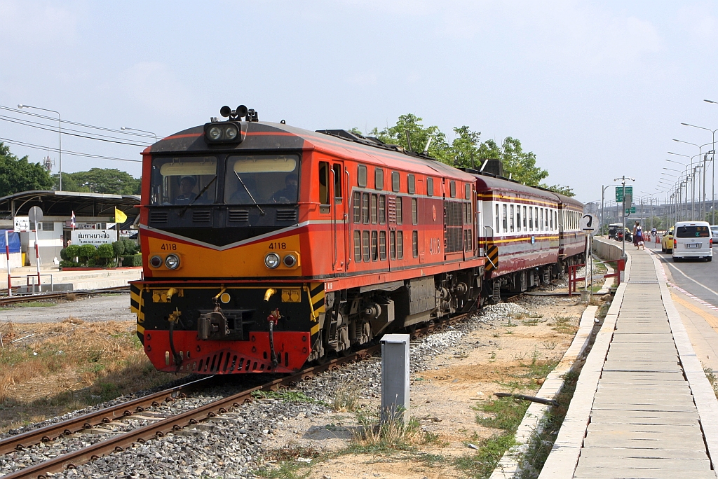 ALS 4118 (Co'Co', de, Alsthom, Bj.1974) fährt am 24.März 2024 mit dem ORD 208 (Nakhon Sawan - Hua Lamphong) aus der Bang Sue Junction.