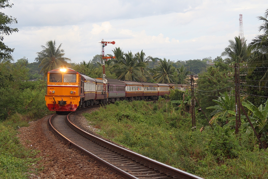 ALS 4119 (Co'Co', de, Alsthom, Bj.1974) am 20.Mai 2016 mit dem RAP 174 von Nakhon Si Thammarat nach Bangkok beim Einfahrsignal des Bf. Surat Thani.