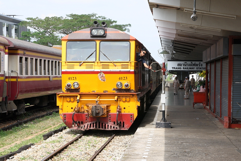 ALS 4123 (Co'Co', de, Alsthom, Bj.1974) fährt am 09.Jänner 2023 mit dem RAP 167 (Hua Lamphong - Kantang) in die Trang Station ein.