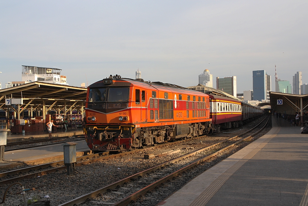 ALS 4130 (Co'Co', de, Alsthom, Bj.1974/75) fährt am 22.Juni 2019 mit dem RAP 173 nach Nakhon Si Thammarat aus der Hua Lamphong Station.