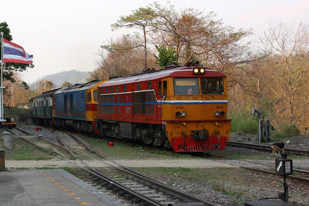 ALS 4132 (Co'Co', de, Alsthom, Bj.1974) als Vorspann zur HID 4509 (Co'Co', de, Hitachi, Bj.1993) fahren am 23.März 2023 mit dem EXP 52 (Chiang Mai - Krung Thep Aphiwat) in die Khun Tan Station ein.