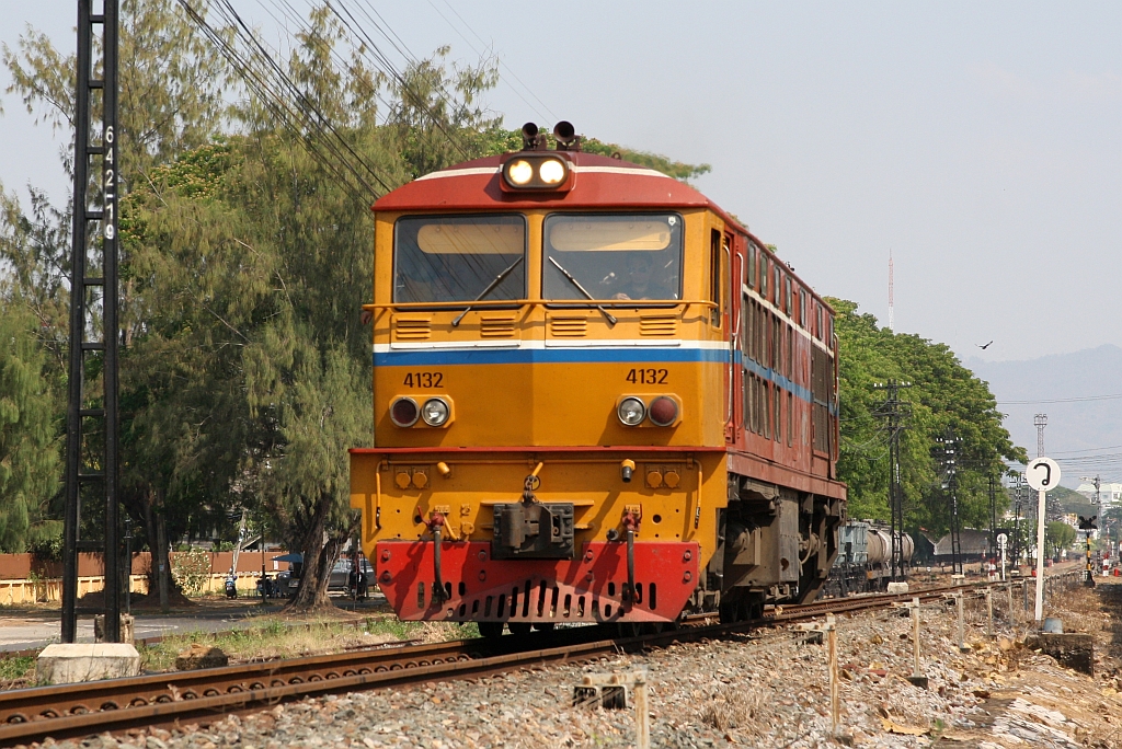 ALS 4132 (Co'Co', de, Alsthom, Bj.1974) verlässt am 24.März 2023 als Lokzug nach Tha Chomphu die Nakhon Lampang Station.