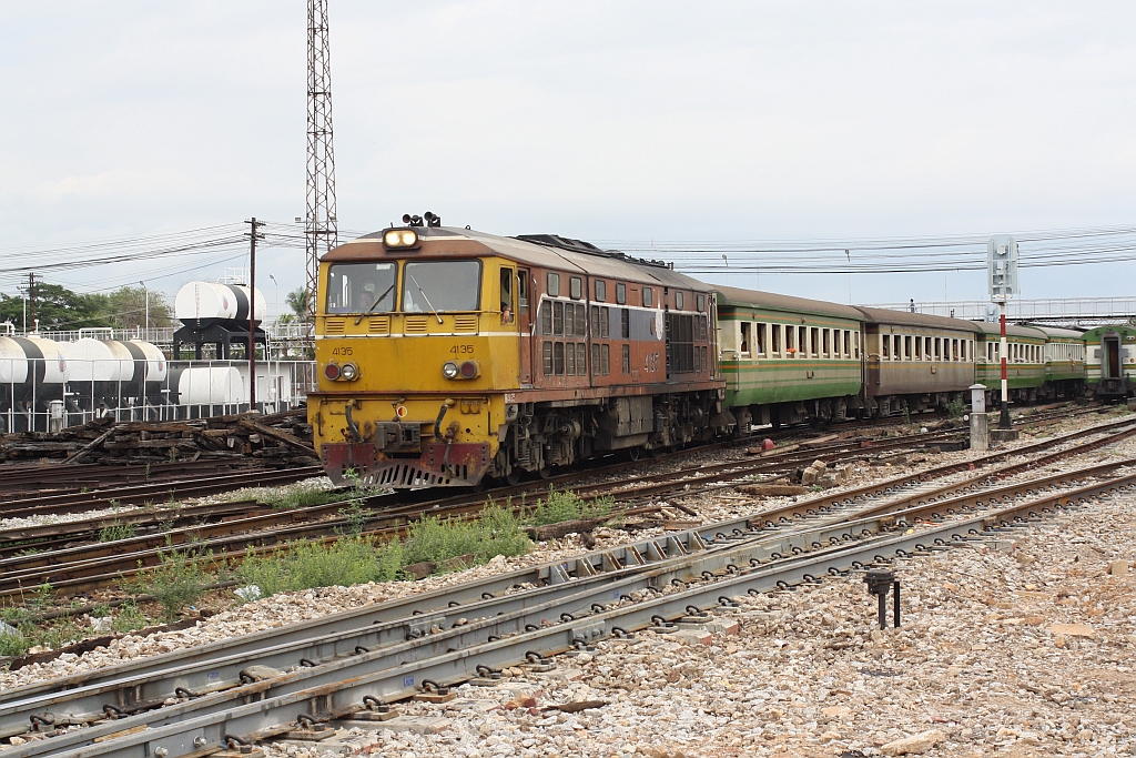 ALS 4135 (Co'Co', de, Alsthom, Bj.1974) fährt am 24.Mai 2016 mit dem ORD 451 (Nakhon Si Thammarat - Sungai Kolok) aus den Bf. Hat Yai.