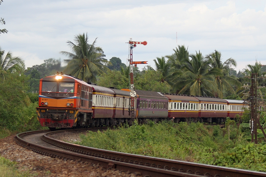 ALS 4137 (Co'Co', de, Alsthom, Bj.1974) am 20.Mai 2016 mit dem RAP 168 (Kantang - Bangkok) beim Einfahrsignal des Bf. Surat Thani.
