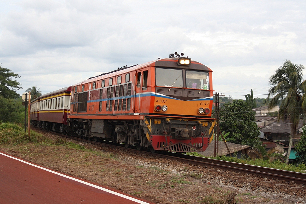 ALS 4137 (Co'Co', de, Alsthom, Bj.1974) am 20.Mai 2016 vor dem RAP 168 (Kantang - Bangkok) kurz vor der Chulachomklao Bridge über den Tapi River.
