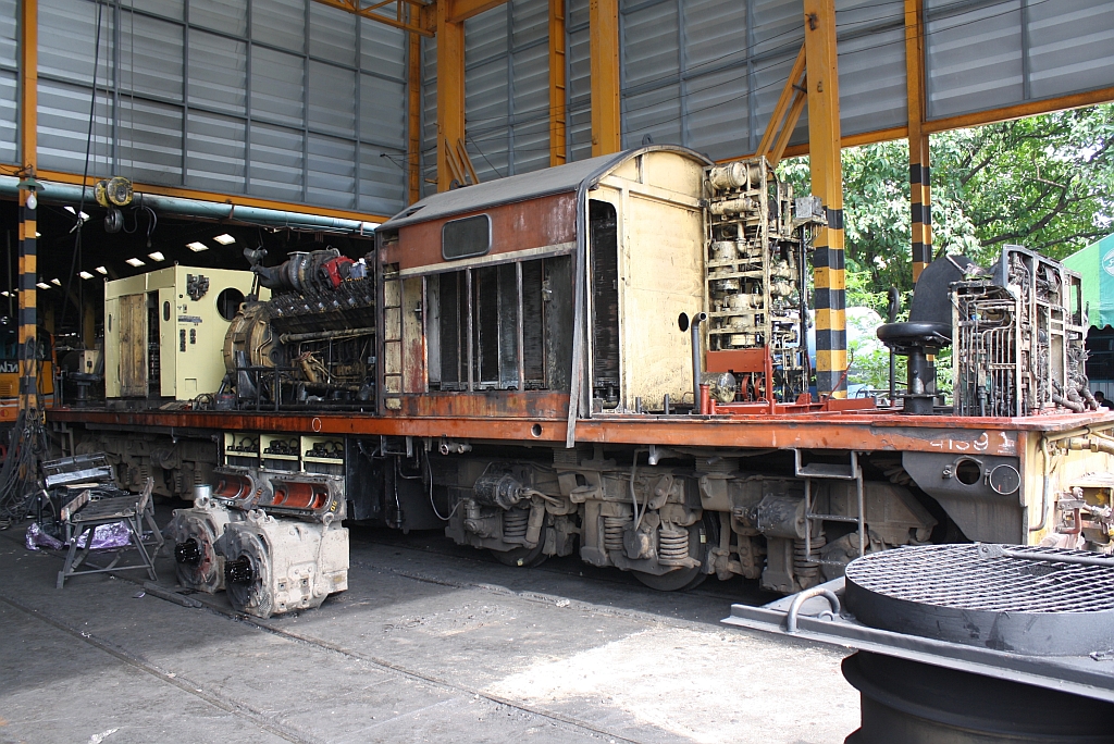 ALS 4139 (Co'Co', de, Alsthom, Bj.1974) ist zur Ausbesserung im Depot Thon Buri. Bild vom 31.Mai 2013.