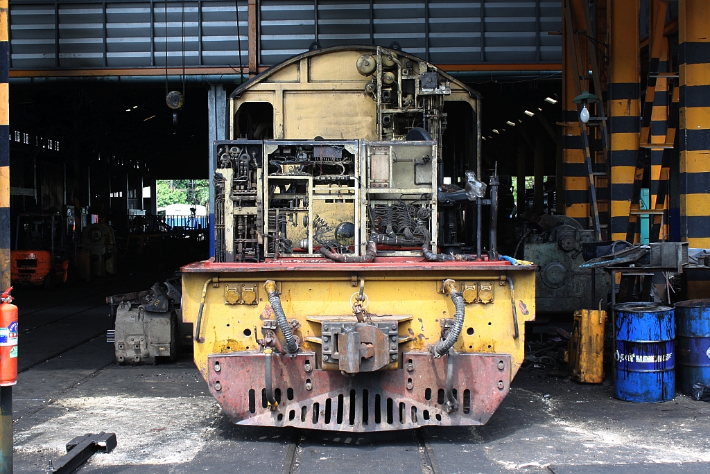 ALS 4139 (Co'Co', de, Alsthom, Bj.1974) ist zur Ausbesserung im Depot Thon Buri. Bild vom 31.Mai 2013.