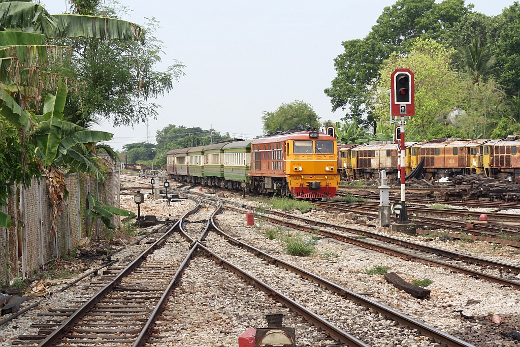 ALS 4145 (Co'Co', de, Alsthom, Bj.1974) fährt am 24.Mai 2016 mit dem ORD 456 (Yala - Nakhon Si Thammarat) in den Bf. Hat Yai ein.