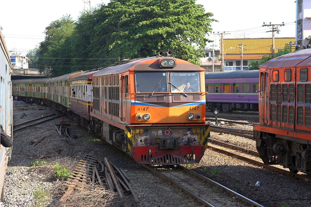 ALS 4147 (Co'Co', de, Alsthom, Bj.1974) fährt am 21.November 2019 in die Hua Lamphong Station ein.