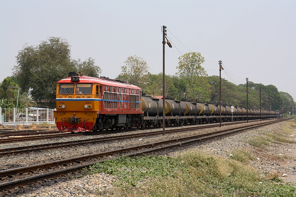 ALS 4147 (Co'Co', de, Alsthom, Bj.1974) fährt am 29.März 2023 mit einem Kesselwagenzug in die Pak Nam Pho Station ein.