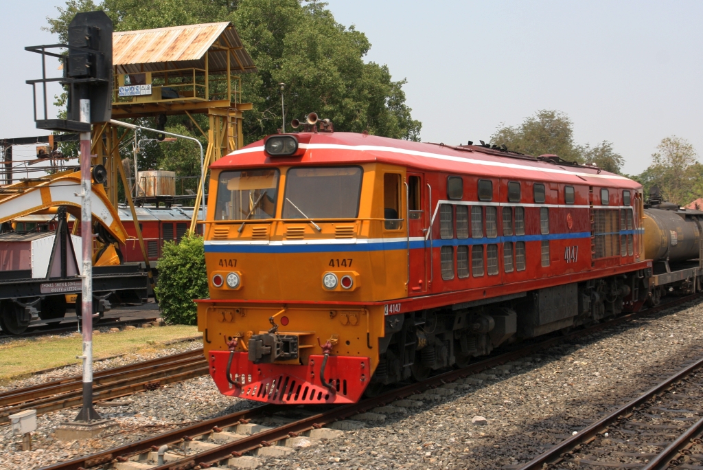 ALS 4147 (Co'Co', de, Alsthom, Bj.1974) am 29.März 2023 vor einem Kesselwagenzug in der Pak Nam Pho Station.