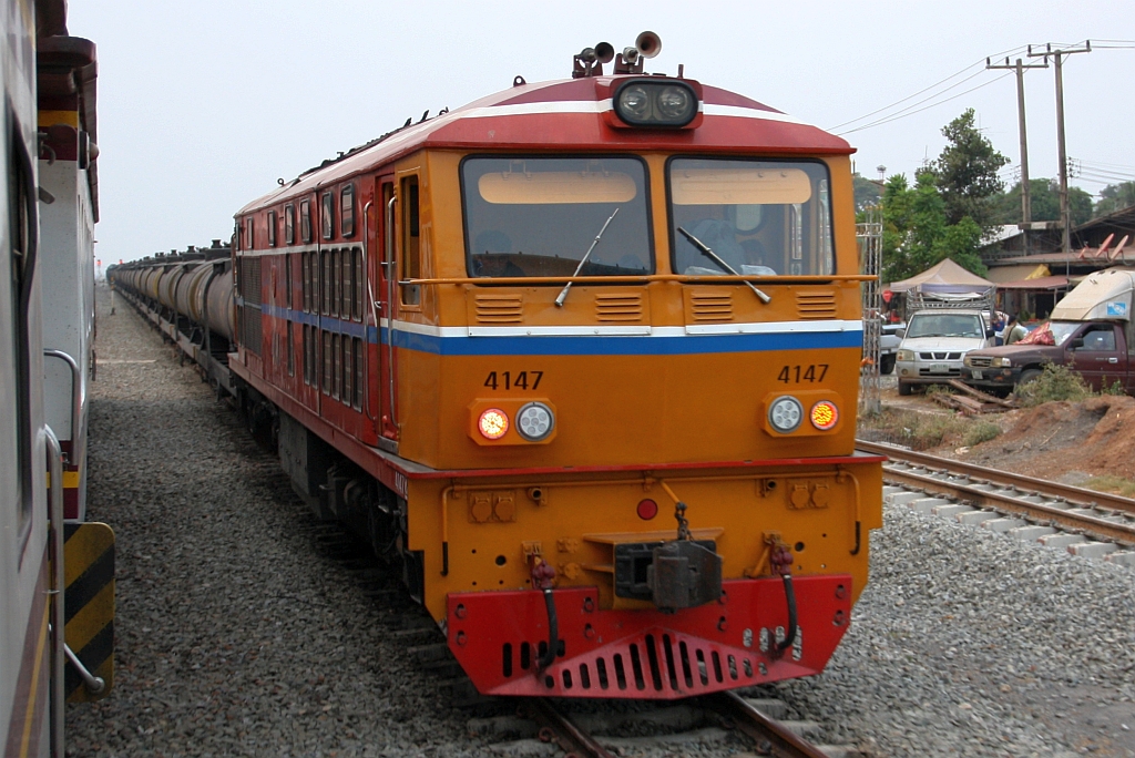 ALS 4147 (Co'Co', de, Alsthom, Bj.1974) wartet am 29.März 2023 mit einem Kesselwagenzug in der Hua Wai Station die Kreuzung mit dem ORD 211 (Hua Lamphong - Taphan Hin) ab.