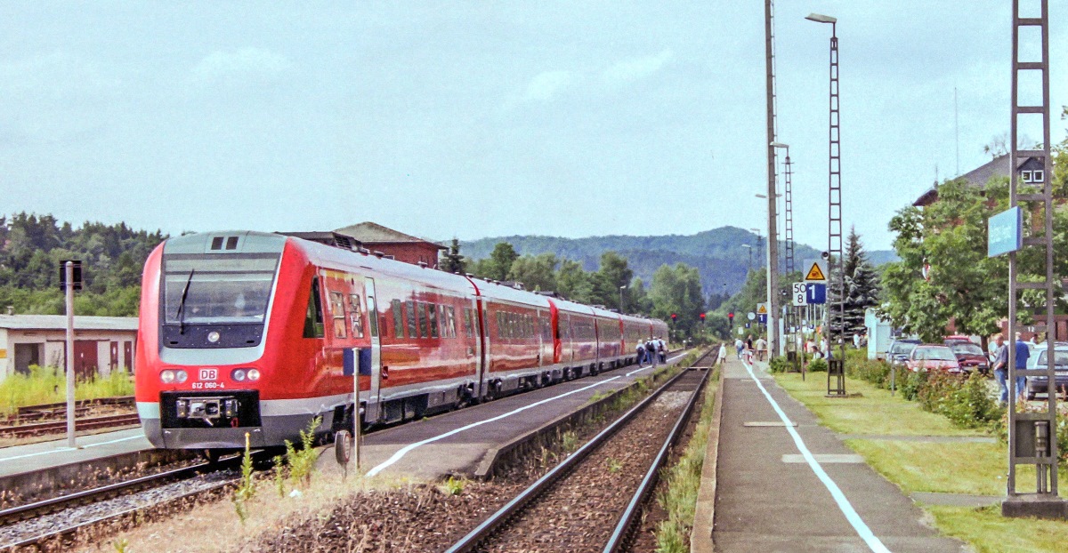 Als 612 060 am 13.7.02 in Neuhaus (Pegnitz) auf Gleis 2 hielt, gab es dort noch keine Bahnsteigunterf�hrung.