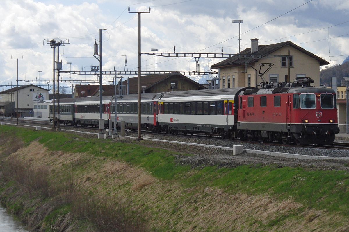 Als der „RHEINTAL-EXPRESS“ noch mit lokbespannten Zgen verkehrte (|) - Re 4/4 II 11157 zieht am 13.04.2013 den mit unterschiedlichen Wagen zusammengestellten RE 3826, Chur - St. Gallen, durch das am Rheintaler Binnenkanal liegende Au (SG).