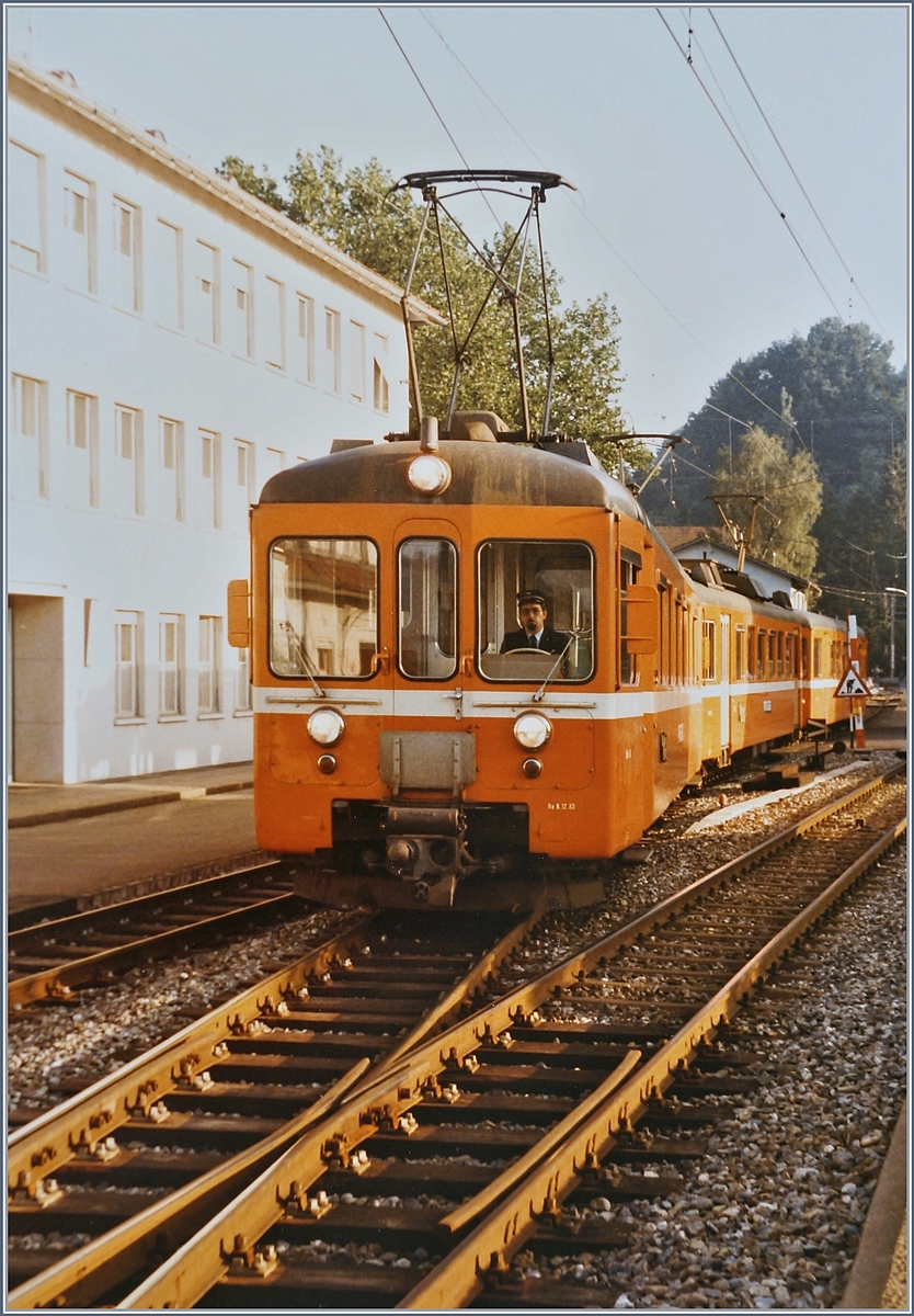 Als die AAR noch WSB hiess: Der Regionalzug 118 nach Menziken verlässt Teufental. 

4. Sept. 1984