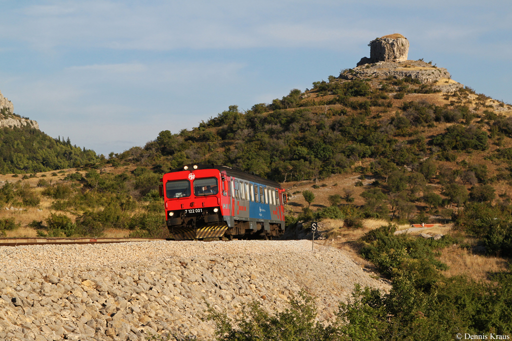 Als Abendzug auf der Strecke Knin – Zadar wurde am 30.08.2013 7122 001 eingesetzt. Hier ist der 5705 bei Dalmatinska Ostrovica zu sehen.