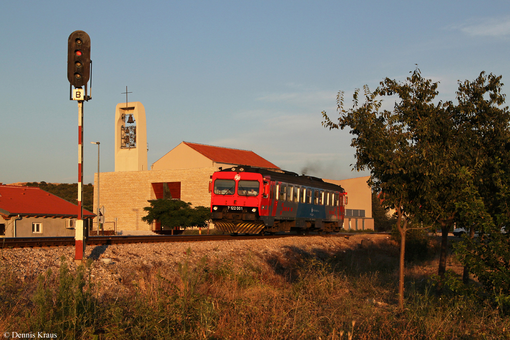 Als Abendzug auf der Strecke Knin – Zadar wurde am 30.08.2013 7122 001 eingesetzt. Im letzten Licht des Tages wurde der Triebzug bei Skabrnje abgelichtet.
