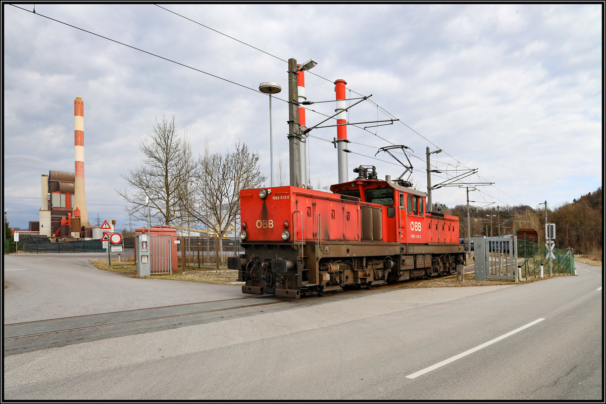 Als Abschluss meiner Serie der Werksbahn Mellach posiert 1063.013 noch einmal vor den Schornsteinen der Kraftwerksgruppe. Vielleicht habe ich das Glück bei  grüner Landschaft und Sonnenschein   den Betrieb noch einmal mitzuerleben. 
8.03.2019