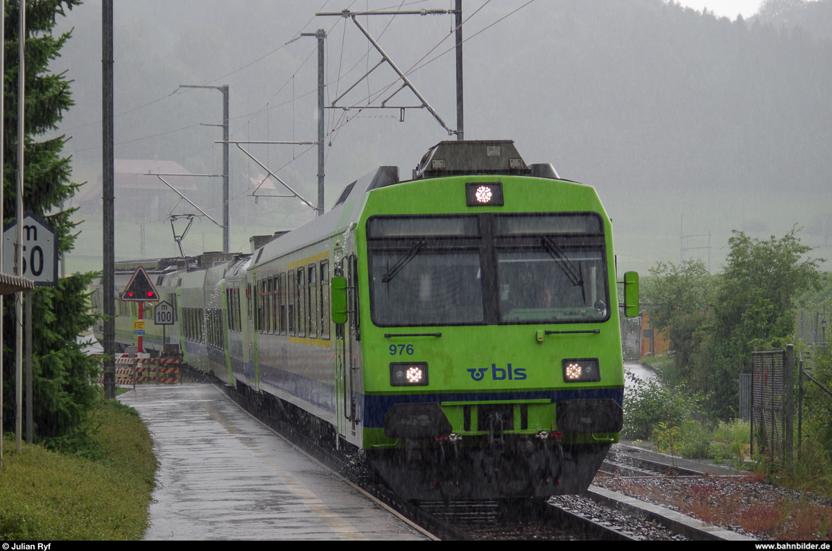 Als Abwechslung zu den ganzen Schönwetter-Sonnenschein Bildern: Ein RBDe 565 Pendelzug der BLS fährt in einem heftigen Sommergewitter am Nachmittag des 23. Juni 2014 auf der S6 der S-Bahn Bern in die Station Schwarzwasserbrücke ein.