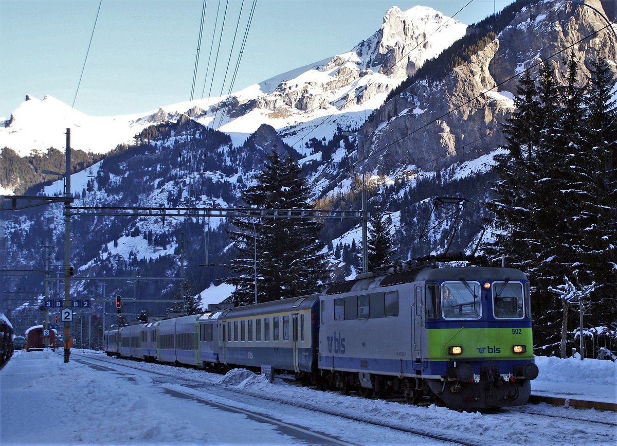 Als am 21. Dezember 2007 die Re 4/4 502 mit ihrem Zug die höchstgelegene Ortschaft Kandersteg der BLS Lötschberg-Bergstrecke erreichte, lag der Bahnhof zum grossen Leid des Fotografen noch im Schatten.
Hier handelte es sich um eine Ersatzkomposition für die damals noch nicht abgelieferten  LÖTSCHBERGER .
Foto: Walter Ruetsch  