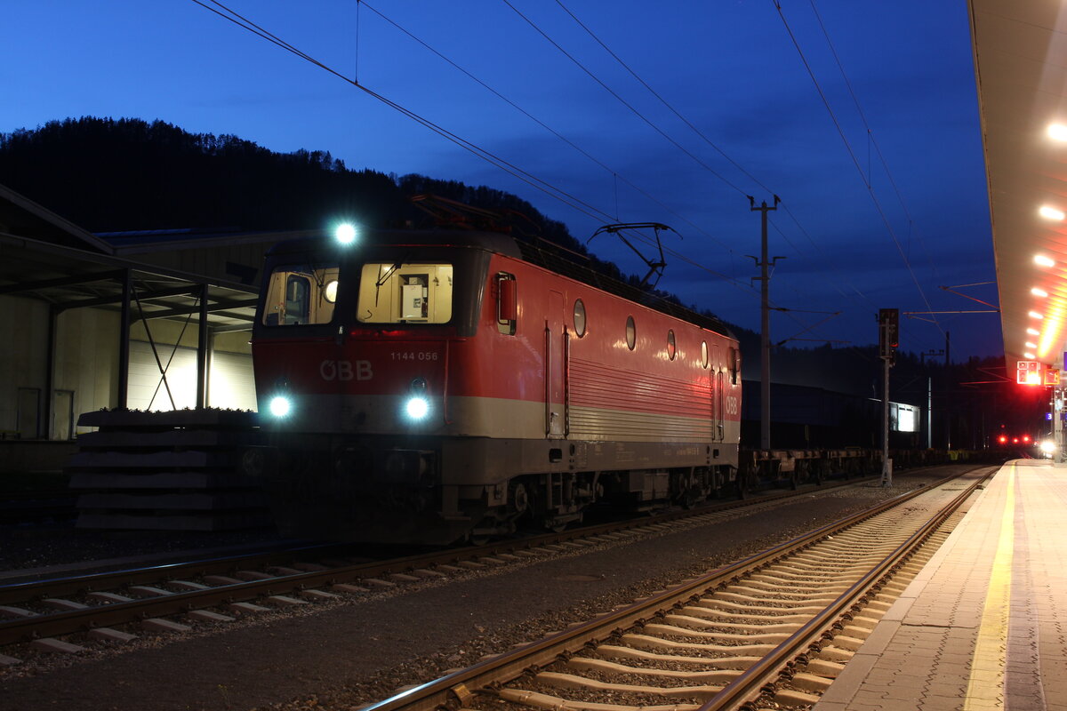 Als am Abend des 12.4.2022 die blaue Stunde über Peggau-Deutschfeistritz hereinzieht wartet die 1144 056 mit dem SLGAG91165 vom Güterzentrum Wien Süd in Inzersdorf nach Kalsdorf Terminal auf die Weiterfahrt.