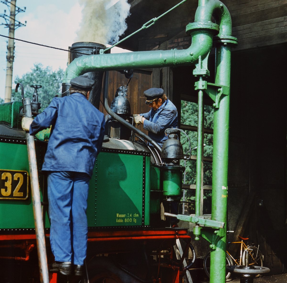 Als Anfang der 80er Jahre des vorigen Jahrhunderts den Schmalspurbahnen der DDR die vollständige Stilllegung  drohte, versuchte man dem mit der Montage mehrerer verschieden gestimmter Läutewerke auf den Lokomotiven entgegenzutreten. Während der Fahrt sollten damit Kampflieder der Arbeiterklasse intoniert werden. Als sich die Streckenanwohner über den Lärm beschwerten, brach man den Versuch am 2. April 1986 wieder ab. ---- sollte ein Aprilscherz sein. entweder hat's keiner gelesen oder man traut der DDR alles zu. In Wahrheit war der Königlich sächsischen IVK 132 während einer Sonderfahrt am  24.08.1986 das Läutewerk kaputt gegangen. Im Radeburger Schuppen lagerte eins und das Lokpersonal vollzog einen schnellen Wechsel.