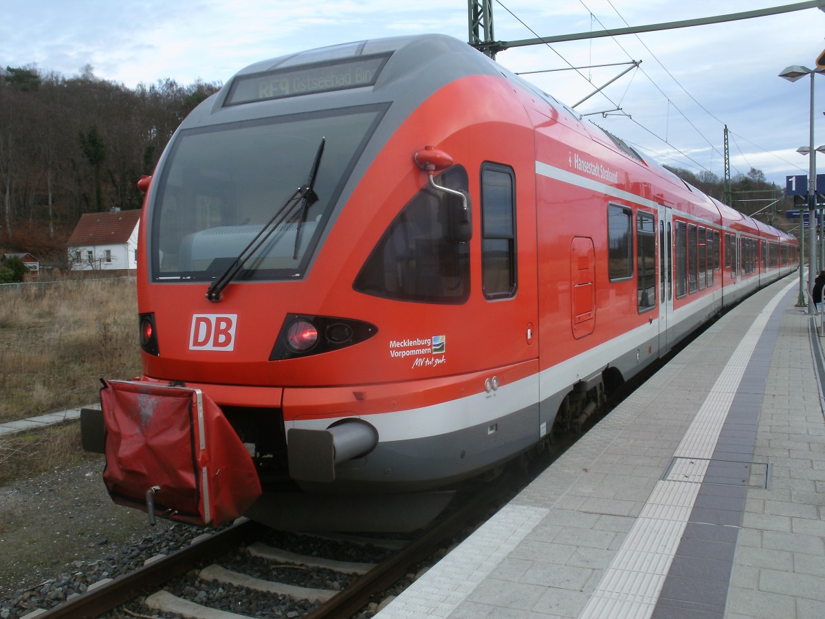 Als Anschlußzug nach Binz wartete der 429 028,am 28.Dezember 2013,in Lietzow auf Reisende.