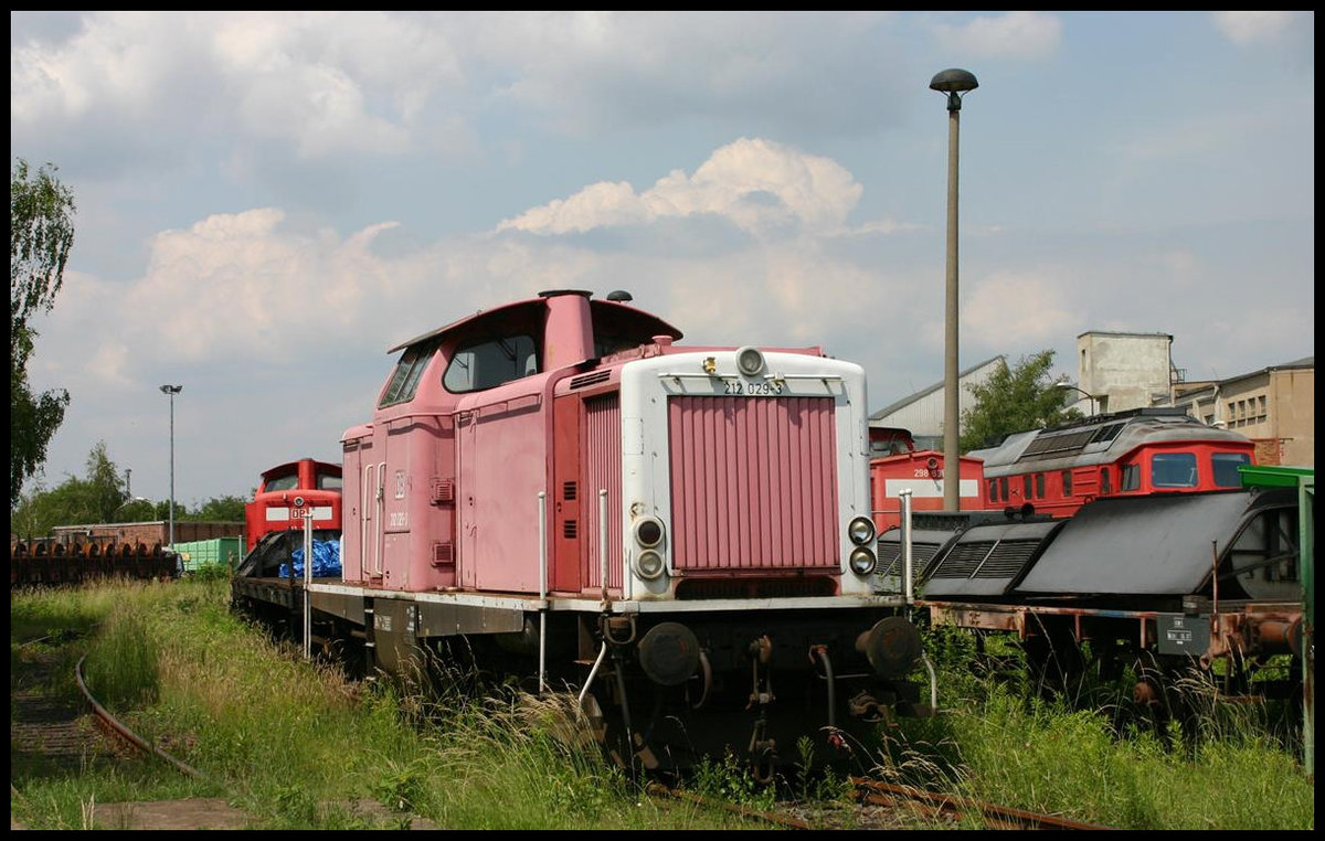 Als Arbeitsvorrat für das AW Cottbus stand am 1.6.2007 die 212029-3 im Freigelände des AW.
