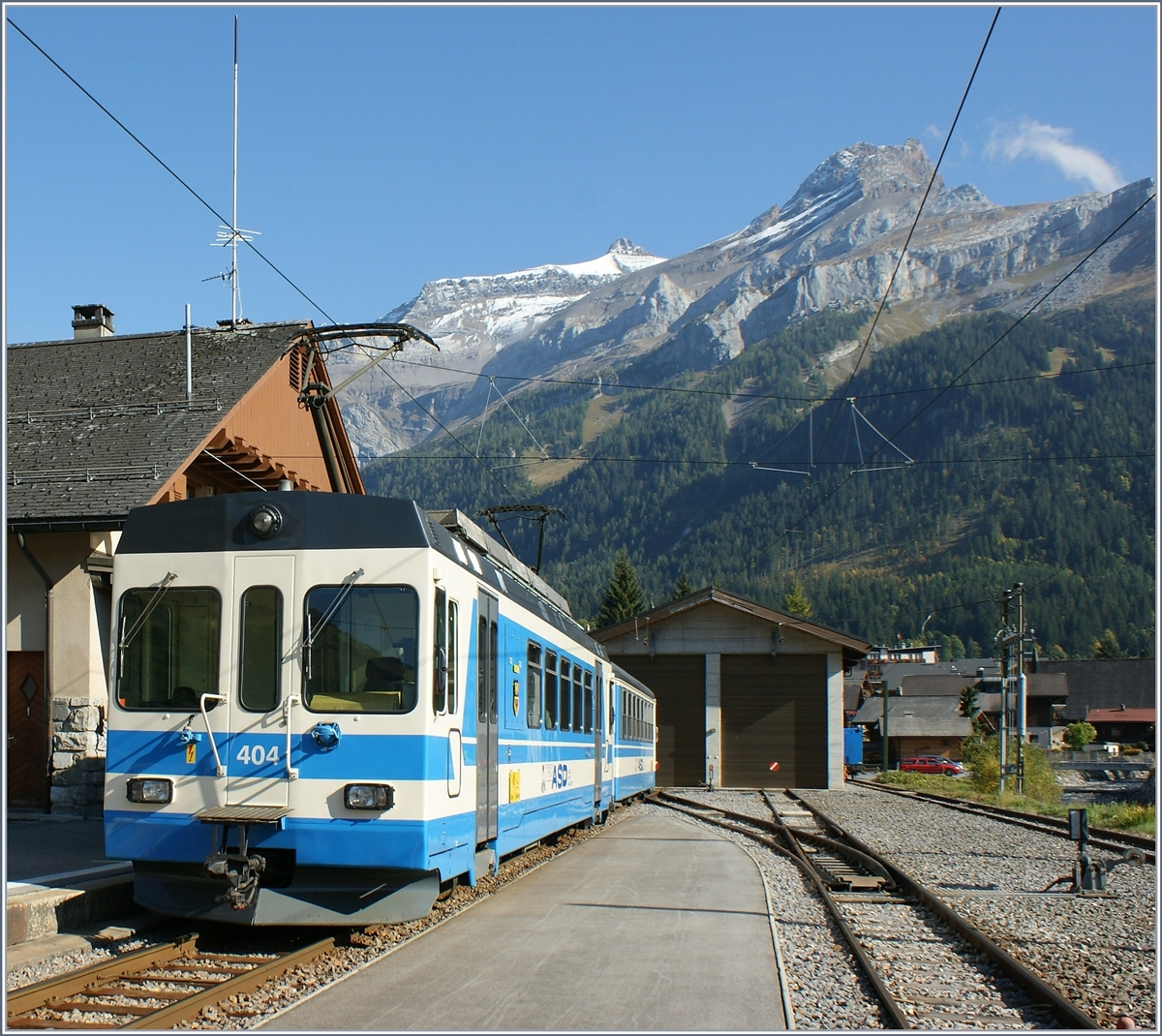 Als die ASD noch blau war, zeigt sich der BDe 4/4 404 mit Bt in Les Diablerets.
1. Okt. 2008