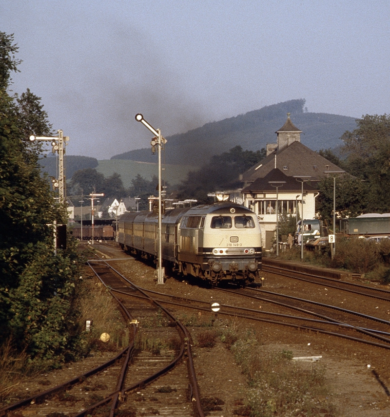 Als auf der oberen Ruhrtalbahn noch  richtige  Züge verkehrten : 218 149 verlässt am Abend des 4.8.1990 mit einem Schnellzug den Bahnhof Bestwig.