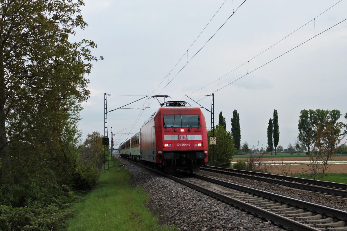 Als der  Aurora  noch fuhr. Hier ist 101 064-4 am 18.04.2014 mit dem CNL 472 (Basel SBB - Kopenhagen CS) kurz hinter Müllheim (Baden) noch am Anfang der langen Reise in den Norden.