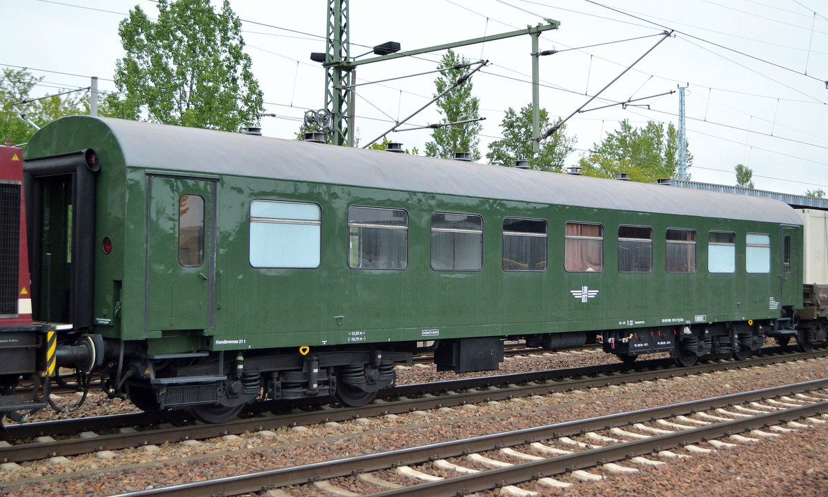 Als Bahndienstwagen eingerichtet von der Fa. LOK OST - Lokführerdienstleistungen Olof Stille, dieser alte DR Personenwagen hat jetzt die Nr. 60 80 990 1511-7 D-Ost gezogen von 298 135-5 am 16.05.19 Bf. Flughafen Berlin-Schönefeld. 