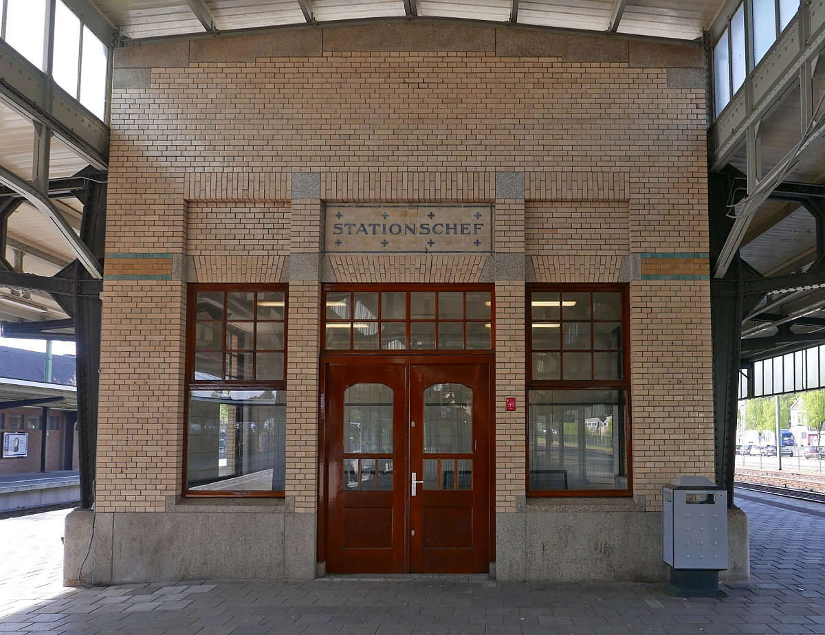 Als der Bahnhof von Naarden-Bussum noch einen Stationschef hatte, hatte dieser auf dem Mittelbahnsteig des Bahnhofs eine entsrechend gekennzeichnete Räumlichkeit (06.05.2016).