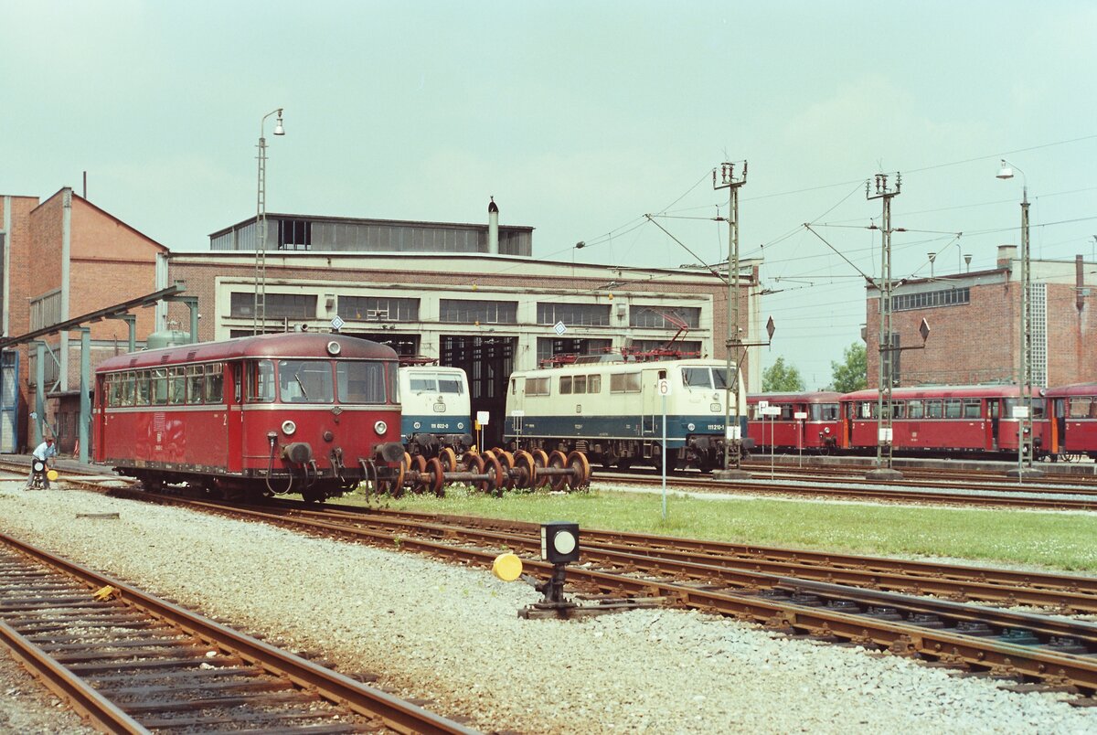 Als das bayerische DB-Bahnbetriebswerk Rosenheim noch zahlreiche Uerdinger Schienenbusse vorzuweisen hatte, war die dortige Bahnwelt noch in Ordnung.
Datum: 12.06.1984 
