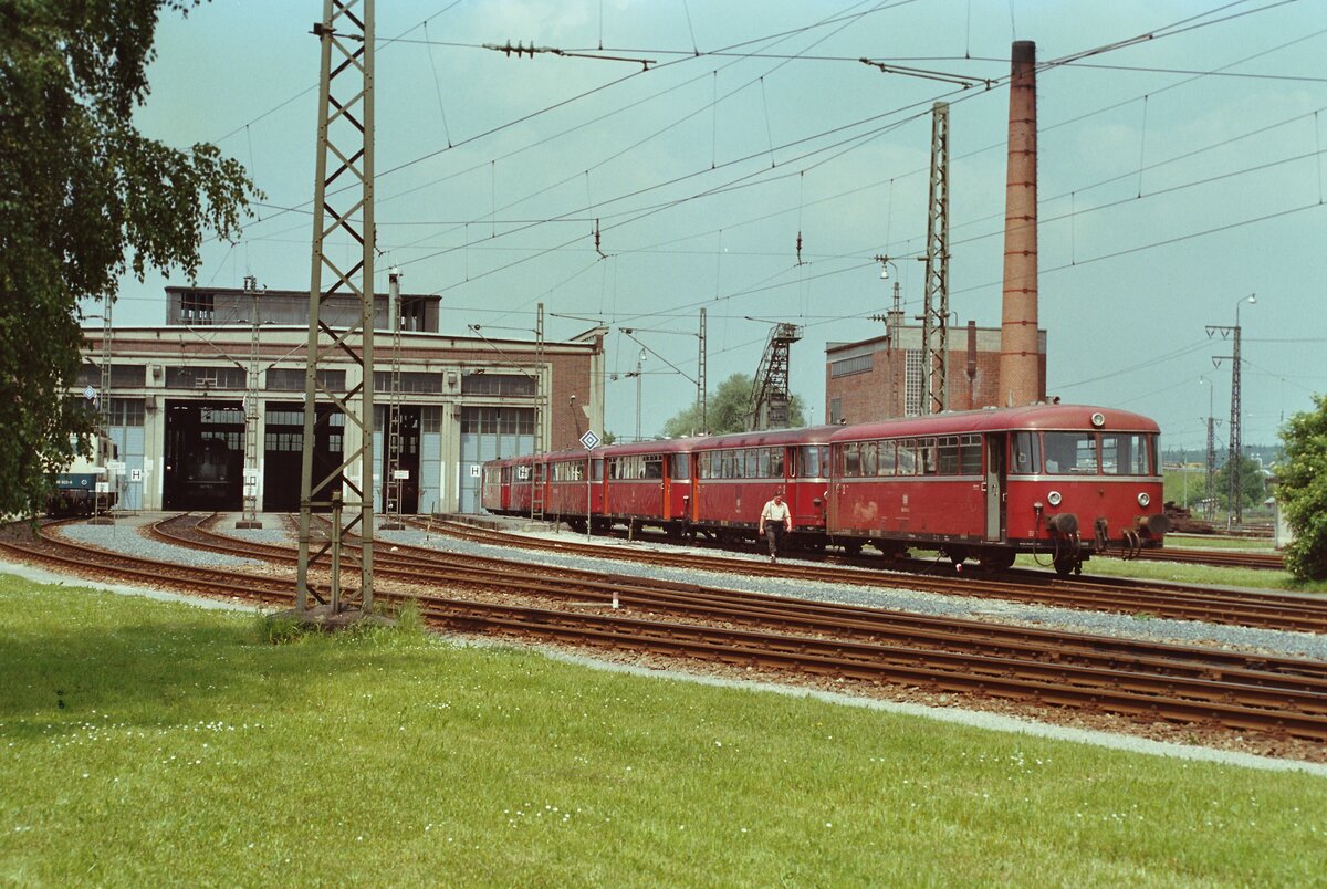 Als das bayerische Land noch viele Nebenbahnen besaß, waren einige Uerdinger Schienenbusse im Bw Rosenheim zugegen.
Datum: 12.06.1984