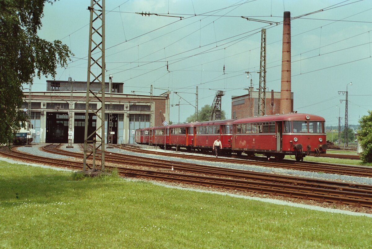 Als Bayern noch ziemlich viele DB-Nebenbahnen besa�, z�hlte das Bahnbetriebswerk Rosenheim (DB) viele Uerdinger Schienenbusse. Doch die Stilllegungswelle in Bayern ver�nderte leider Vieles.
Datum: 12.06.1984